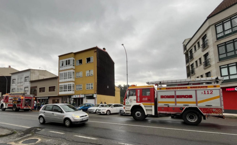 Registrado un incendio en un deshumidificador en un tercer piso en la Rúa de Cimadevila, en Boiro