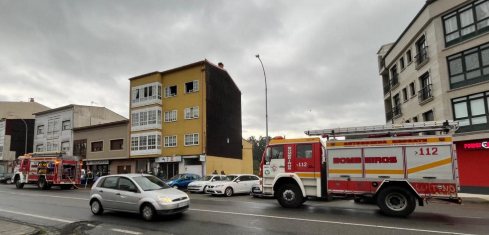 Registrado un incendio en un deshumidificador en un tercer piso en la Rúa de Cimadevila, en Boiro