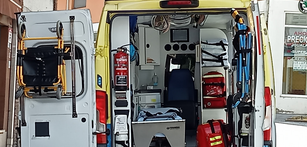 Trasladan en ambulancia al Hospital do Barbanza a una joven herida en un atropello en Ribeira