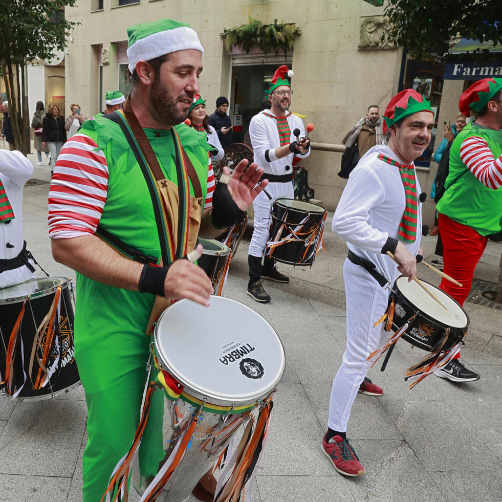 Los elfos dan el último toque de campana a las navidades de Vilagarcía