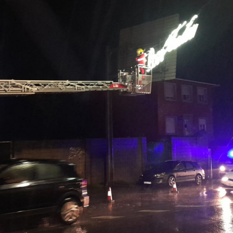 La adversa meteorología provoca situaciones de peligro por desprendimiento de elementos ornamentales de Navidad en Ribeira