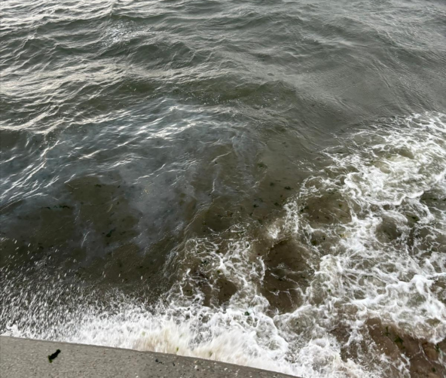 Un vertido de hidrocarburo en el litoral de A Ribeiriña obliga a activar el Plan Camgal de contaminación marina