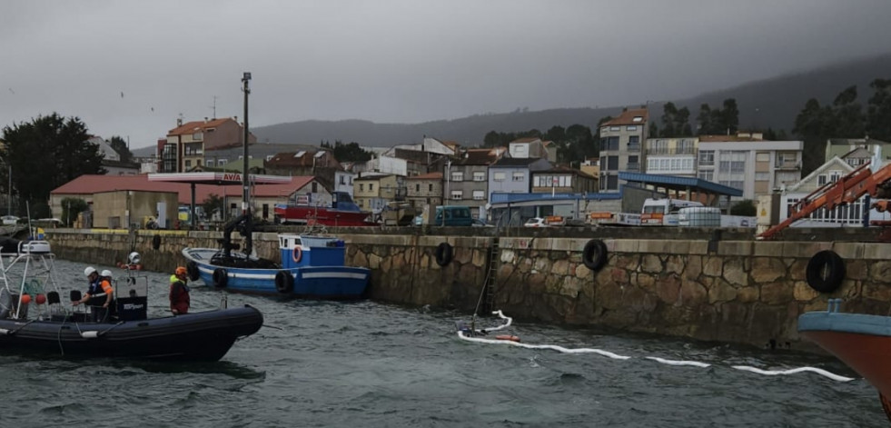 El hundimiento de un bateeiro abandonado en el muelle de A Pobra provoca un vertido que obliga a desplegar barreras anticontaminación