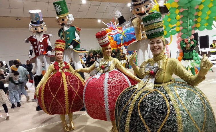 Los Reyes Magos se dejan querer en su visita de A Pobra para la noche más mágica del año