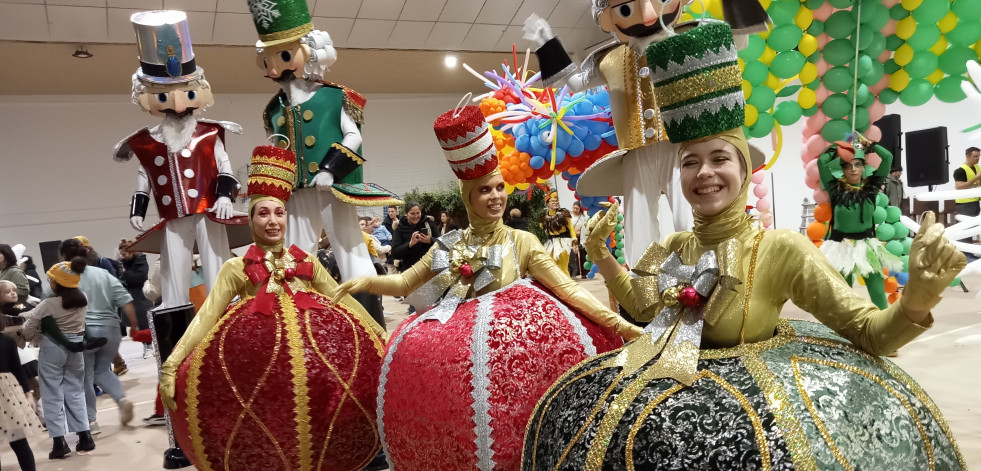 Los Reyes Magos se dejan querer en su visita de A Pobra para la noche más mágica del año