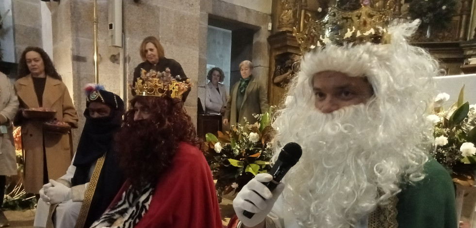 Sus Majestades de Oriente hacen una última parada en Ribeira para participar en el Día de Reyes