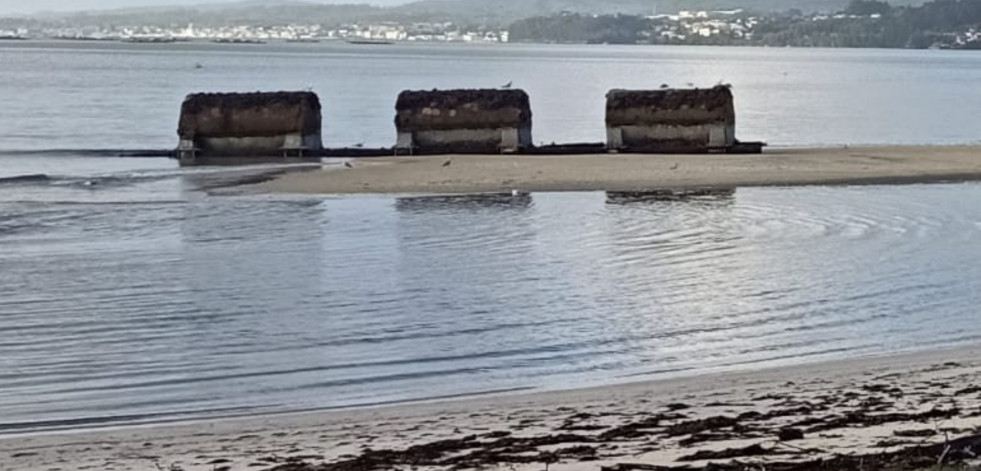 Una batea acaba partida en dos mitades a causa del temporal y varada en la playa de Barraña, en Boiro