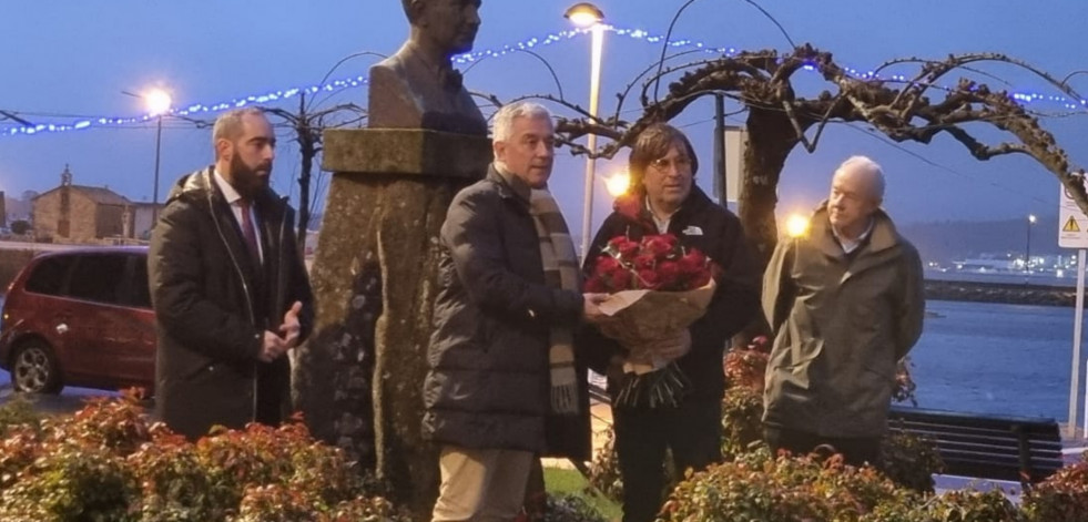 Rianxo albergó una ofrenda floral ante el busto de Castelao con motivo del 75º aniversario de su muerte