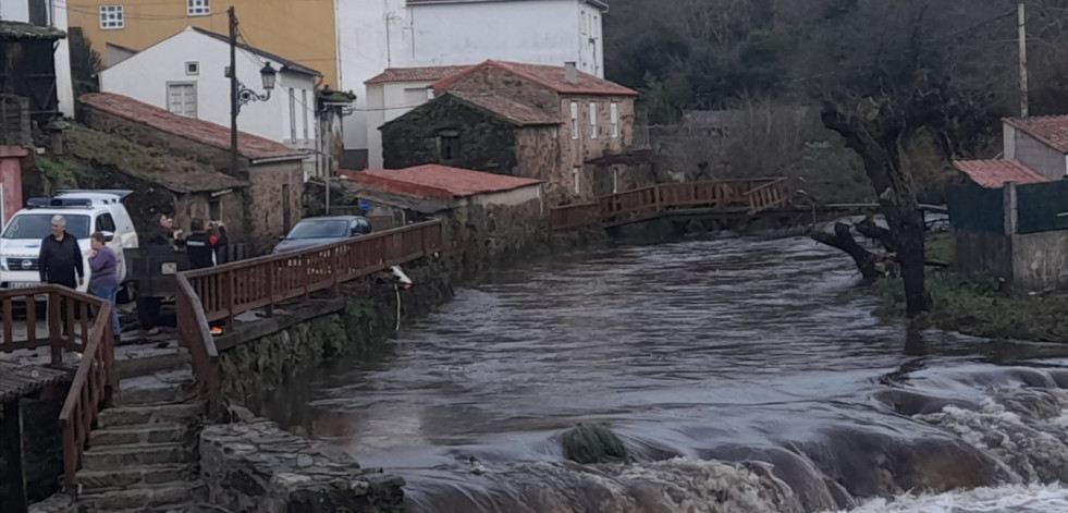 Un familiar rescató a su madre de edad avanzada de su casa inundada al desbordarse el río Lérez, en A Pobra