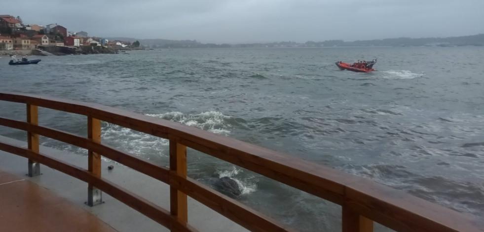 Movilizado un amplio dispositivo por un nuevo vertido de gasóleo en A Ribeiriña, en A Pobra