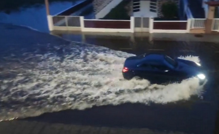 La Avenida de Buenos Aires, en Corrubedo, vuelve a inundarse tras el último aguacero de esta mañana