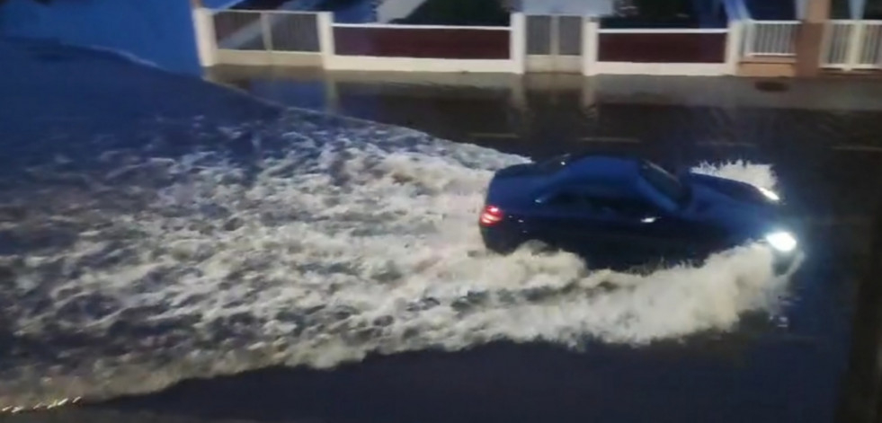 La Avenida de Buenos Aires, en Corrubedo, vuelve a inundarse tras el último aguacero de esta mañana