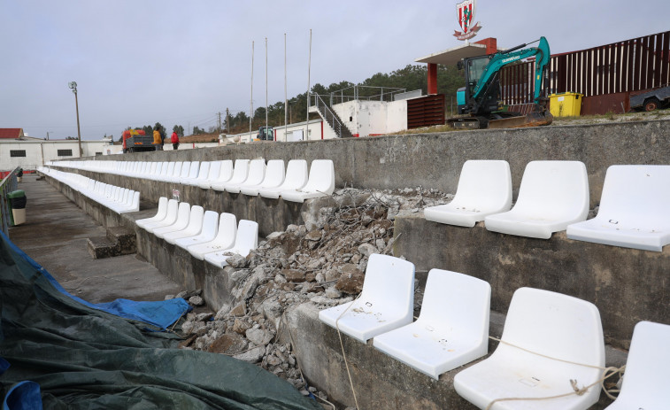 Comienzan en A Illa las obras para dotar de nueva iluminación al campo de fútbol de Testos