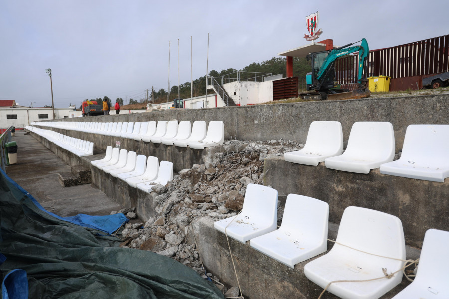 Comienzan en A Illa las obras para dotar de nueva iluminación al campo de fútbol de Testos