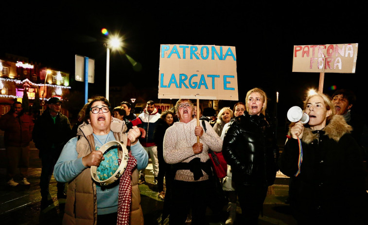 Las mariscadoras críticas niegan a la patrona: “Somos testigos do trato e incluso chamounos vagas”