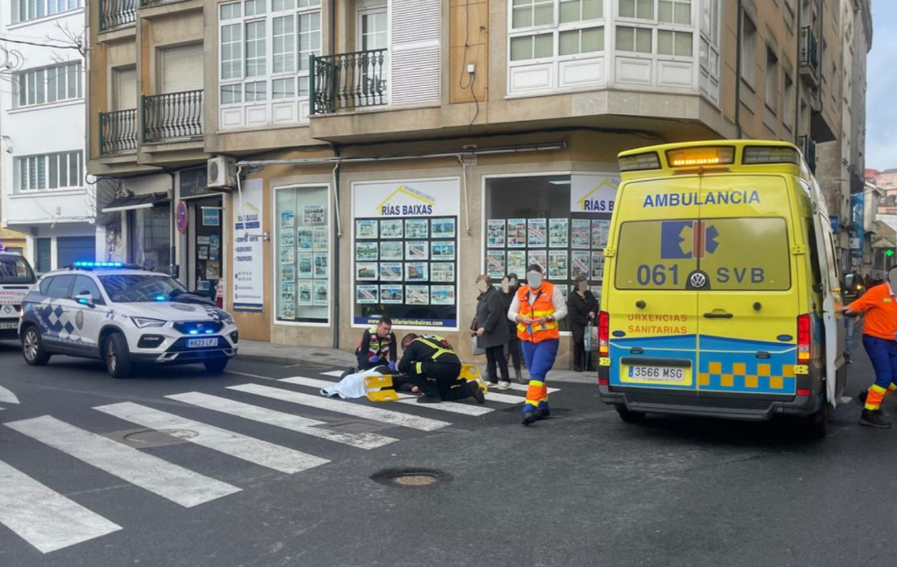 Herida una septuagenaria en la cabeza al caer y golpeársela contra el asfalto tras ser atropellada en Ribeira