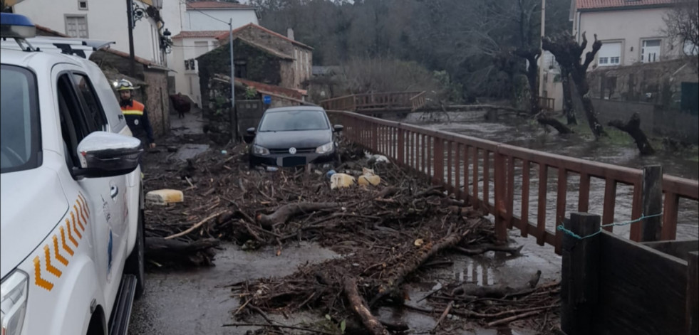 El desbordamiento del río Lérez a causa de las copiosas lluvias inundó 18 casas en el lugar de A Crocha, en A Pobra