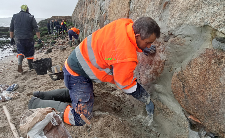 Hallan enterrada en la playa de A Ribeiriña una gran mancha que se cree que causó el vertido contaminante