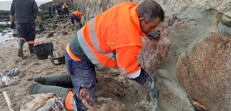 Hallan enterrada en la playa de A Ribeiriña una gran mancha que se cree que causó el vertido contaminante