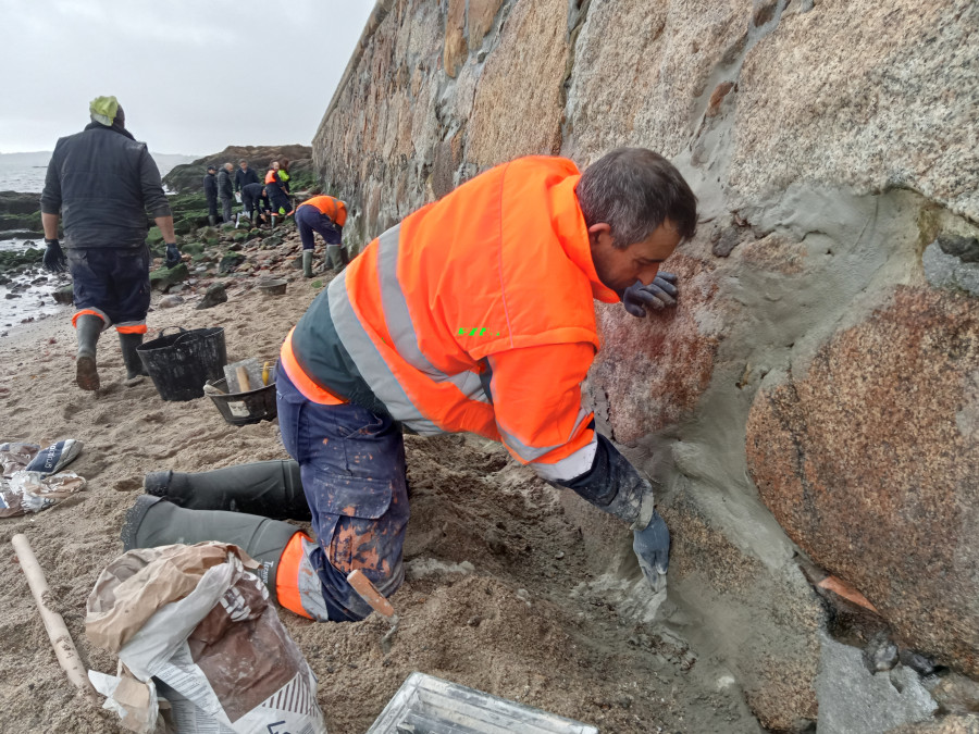 Hallan enterrada en la playa de A Ribeiriña una gran mancha que se cree que causó el vertido contaminante