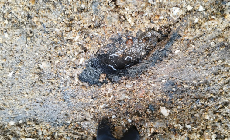 Sospechan que la gran mancha enterrada en la playa procede del terreno regenerado de La Onza de Oro y originó el vertido en A Ribeiriña