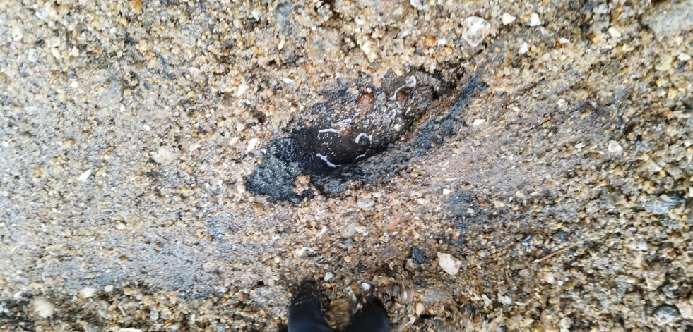 Sospechan que la gran mancha enterrada en la playa procede del terreno regenerado de La Onza de Oro y originó el vertido en A Ribeiriña