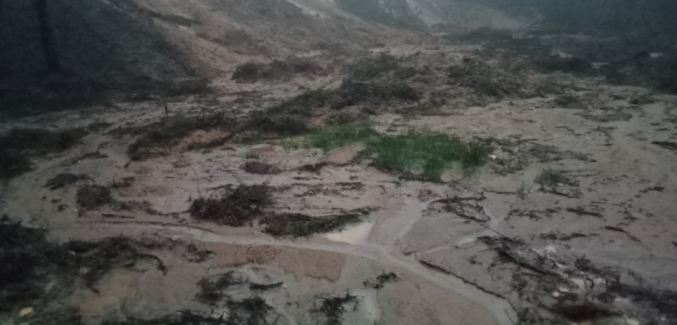 Registrado un corrimiento de tierras de la regeneración del antiguo vertedero de Ribeira y A Pobra en A Curota