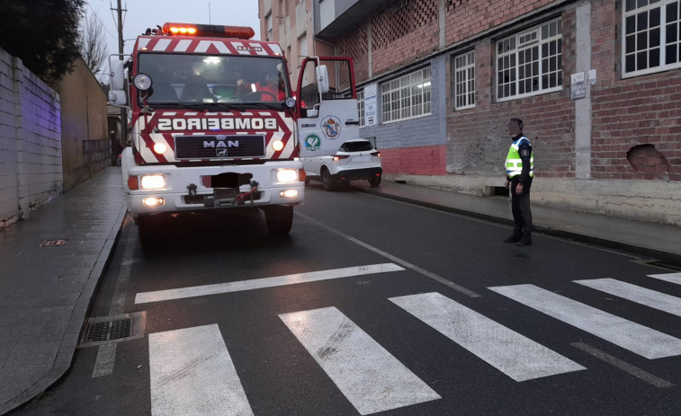 Trasladan en una ambulancia al Hospital do Barbanza a una mujer y una niña tras un atropello en Ribeira