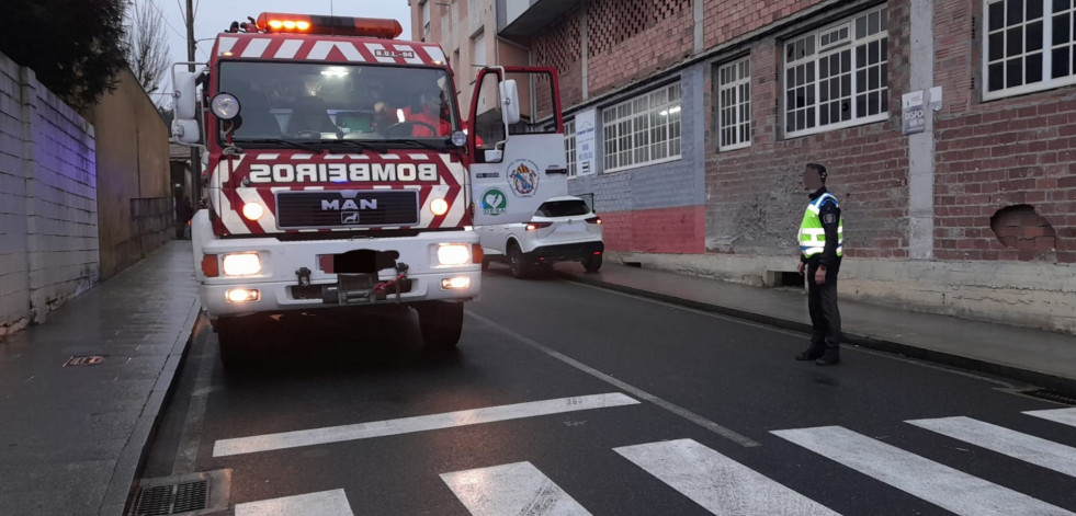 Trasladan en una ambulancia al Hospital do Barbanza a una mujer y una niña tras un atropello en Ribeira