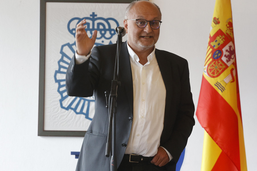 Abel Losada asume los errores del cuartel de Cambados, pero carga contra el PP por pedir uno para Vilagarcía