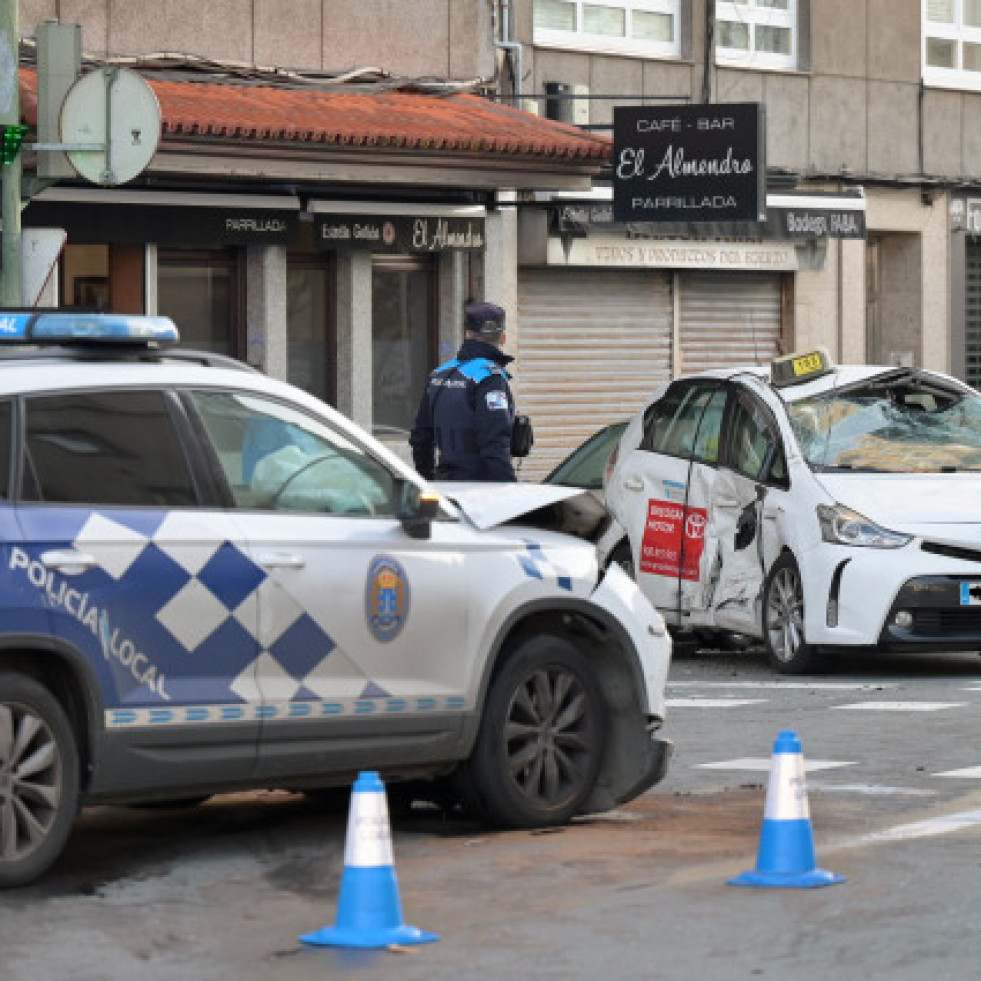 Un coche de la Policía Local de A Coruña embiste a un taxi