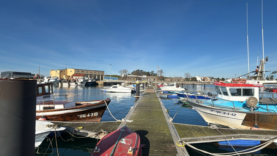 Denuncian que el puerto de Meloxo, en O Grove, lleva una semana sin luz