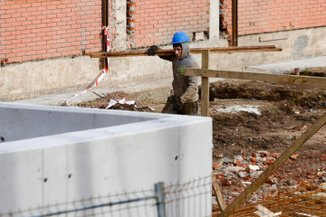 Albañiles en una obra de o salnés