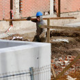 Albañiles en una obra de o salnés