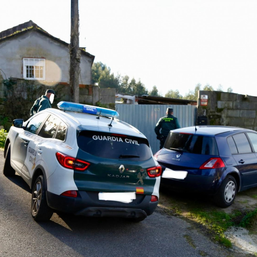 Agreden brutalmente a una pareja en Meis, rocían a la mujer con gasolina y la amenazan con un arma