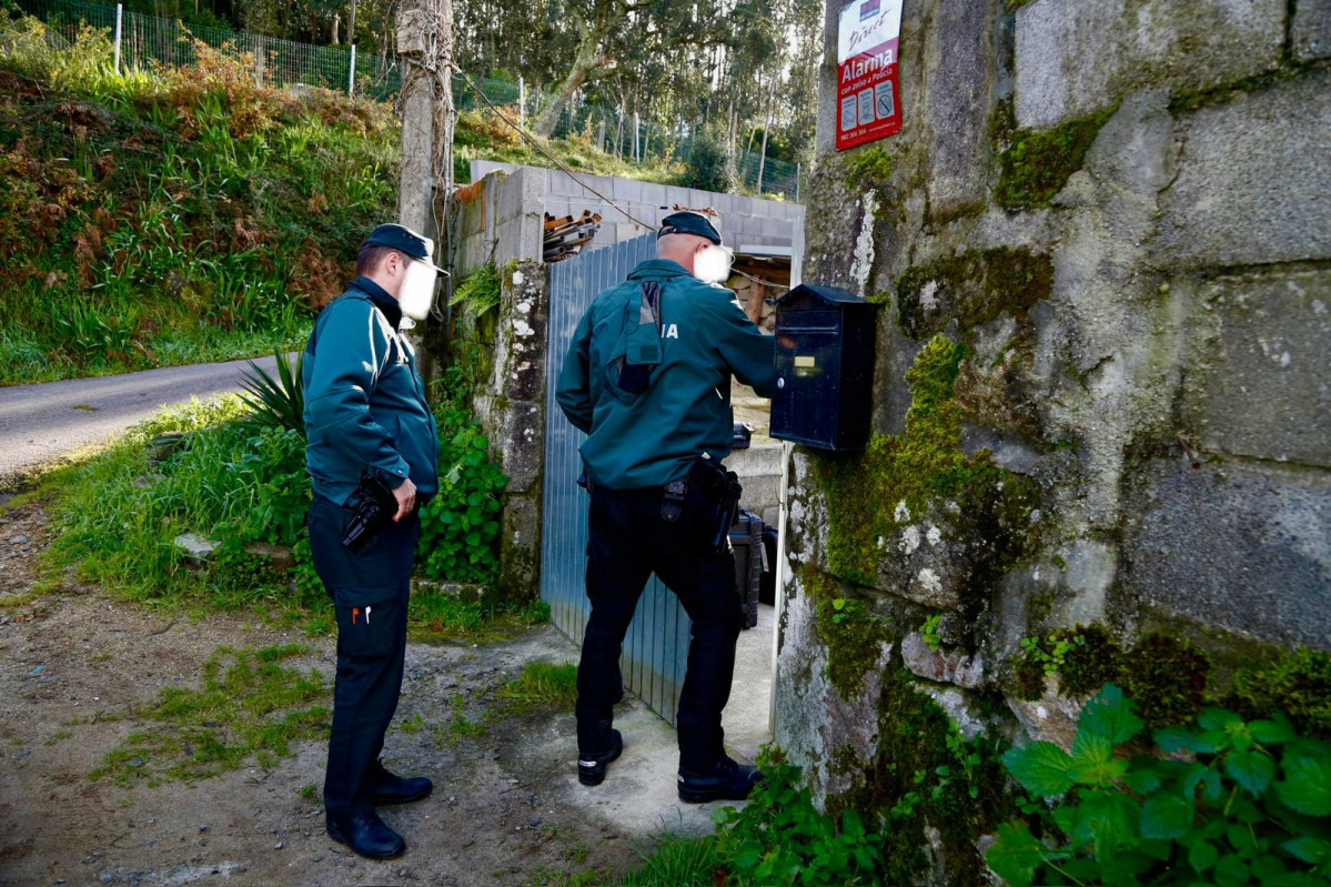 Guardia Civil entrando casa Meis