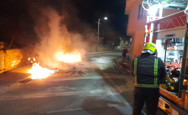 Un incendio calcina de noche cuatro contenedores de basura y afecta a un muro y la fachada de una vivienda en Aguiño