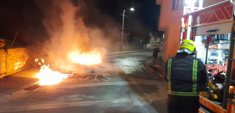 Un incendio calcina cuatro contenedores de basura en Aguiño y afecta a la fachada de una casa situada en la acera de enfrente