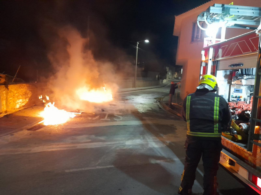 Un incendio calcina de noche cuatro contenedores de basura y afecta a un muro y la fachada de una vivienda en Aguiño