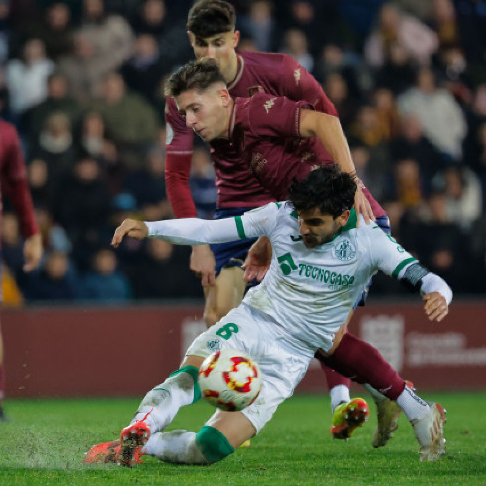 El Getafe, que acabó con nueve jugadores, sufre para eliminar al Pontevedra (0-1)