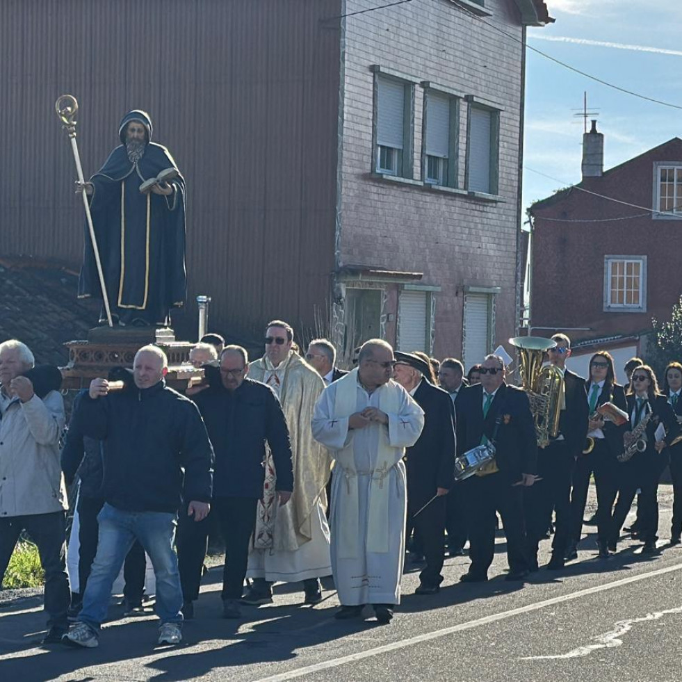 Lampón celebró la festividad de San Mauro con misas, procesiones, fuegos artificiales y chocolatada