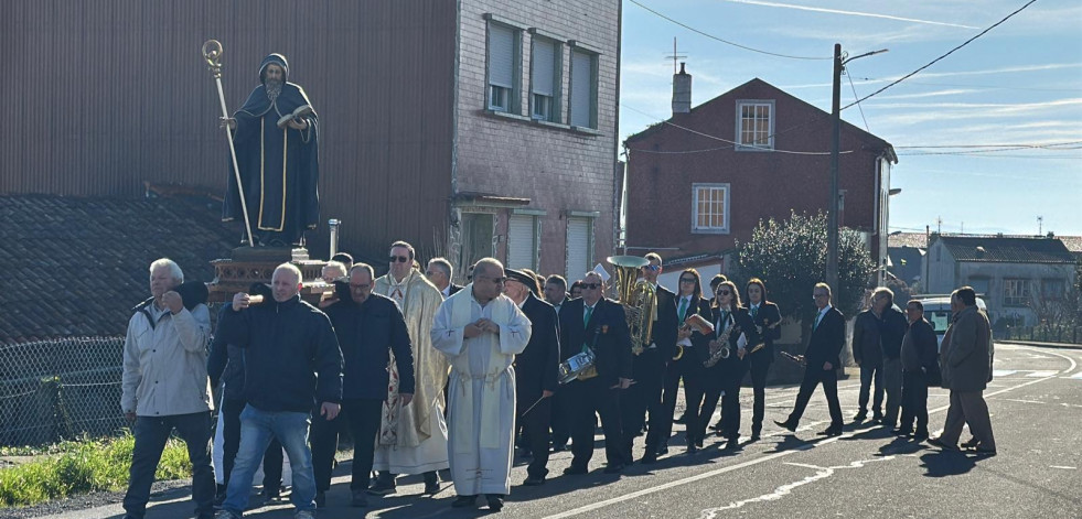 Lampón celebró la festividad de San Mauro con misas, procesiones, fuegos artificiales y chocolatada