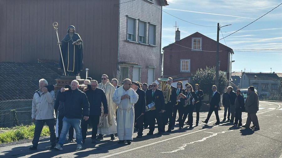 Lampón celebró la festividad de San Mauro con misas, procesiones, fuegos artificiales y chocolatada