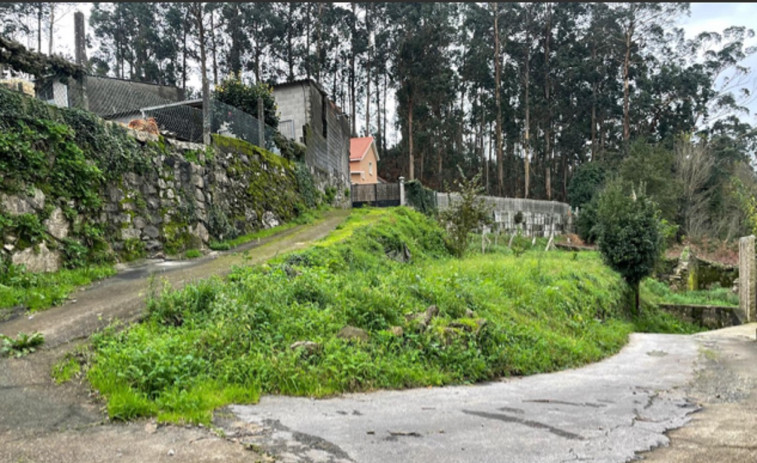 Castroagudín urge la reparación de un vial pegado al monte por el que no caben los camiones de bomberos