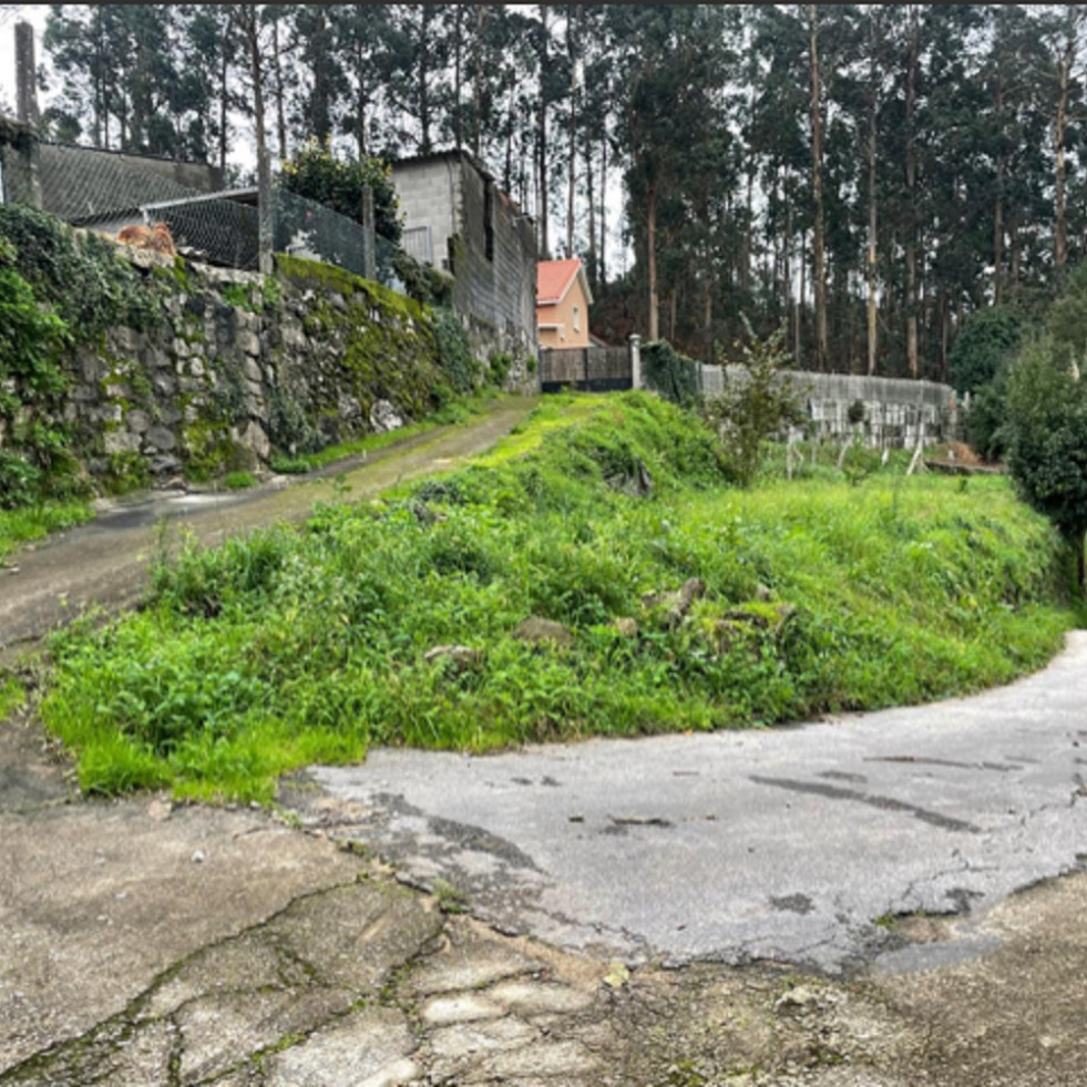 Castroagudín urge la reparación de un vial pegado al monte por el que no caben los camiones de bomberos