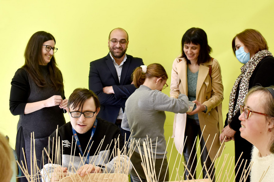 La Diputación de A Coruña apoya los programas de integración social y laboral de Ambar