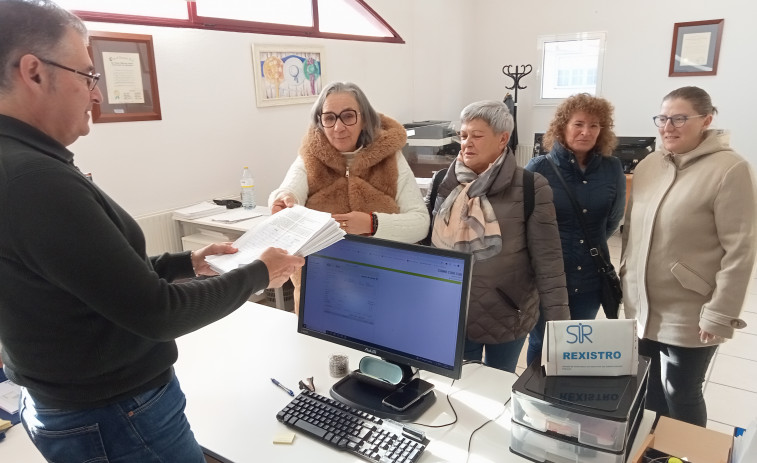 Los vecinos de Aguiño entregan 2.627 firmas para reclamar la cobertura 100% de las dos plazas de médicos en su centro de salud