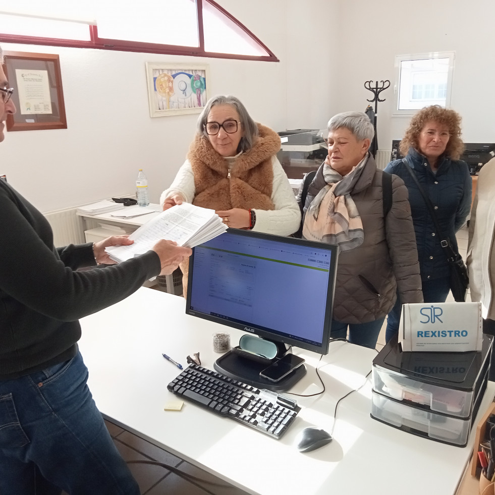 Los vecinos de Aguiño entregan 2.627 firmas para reclamar la cobertura 100% de las dos plazas de médicos en su centro de salud