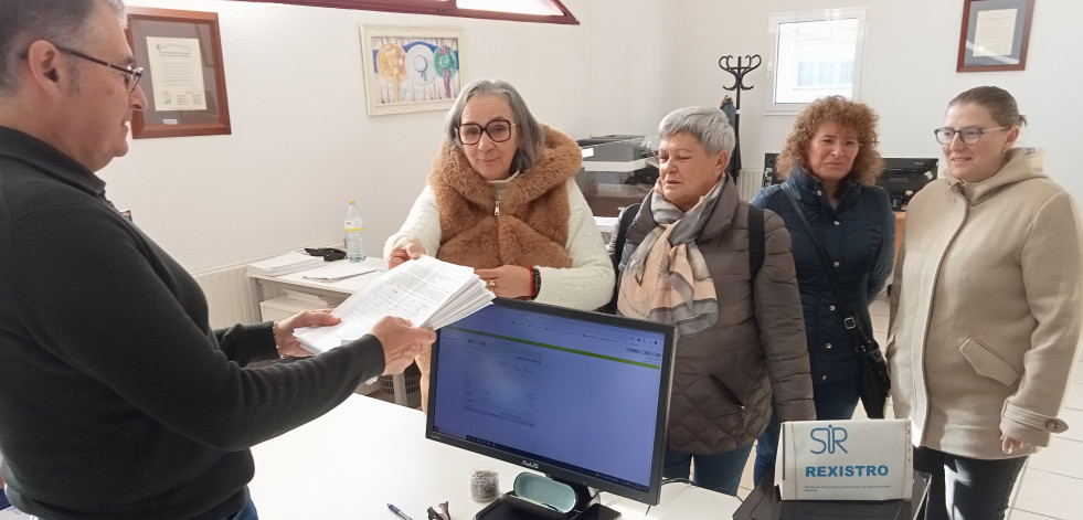 Los vecinos de Aguiño entregan 2.627 firmas para reclamar la cobertura 100% de las dos plazas de médicos en su centro de salud