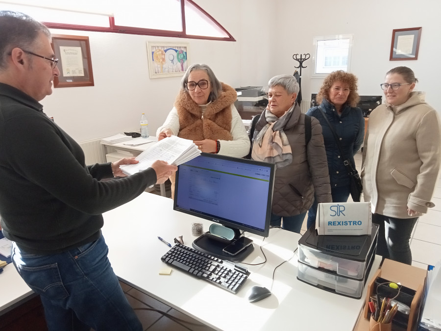 Los vecinos de Aguiño entregan 2.627 firmas para reclamar la cobertura 100% de las dos plazas de médicos en su centro de salud